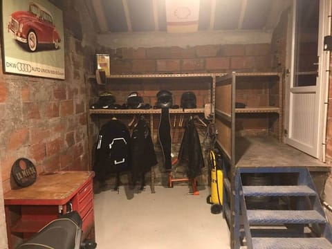 Des étagères sont à disposition pour ranger votre équipement