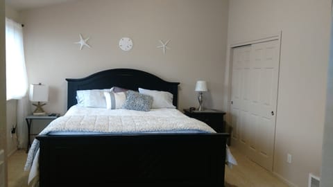 Master Bedroom, King Bed