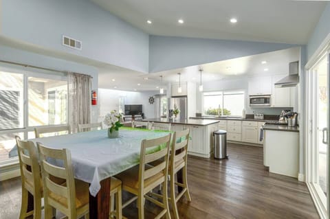 Dining & Kitchen area