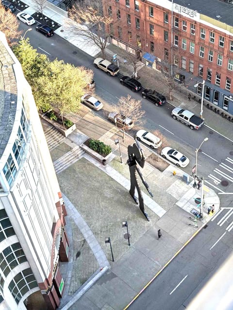 Looking down on the 48' tall Seattle Art Museum "Hammering Man" from balcony