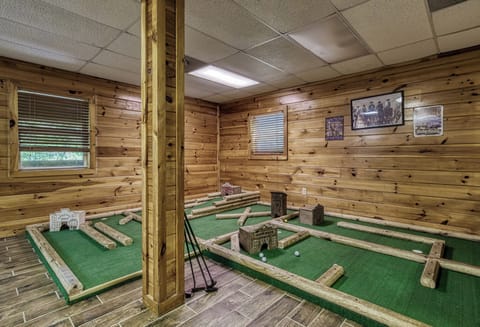 Cabin in the Smoky Mountains "Caddy Shack Lodge' - Lower level game room with putt putt course