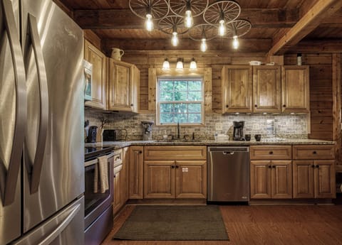 Cabin in Pigeon Forge "Caddy Shack Lodge" - Fully furnished kitchen with stainless steel appliances