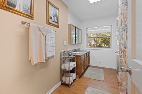 Bathroom 1
Jacuzzi Tub
Washer & Dryer