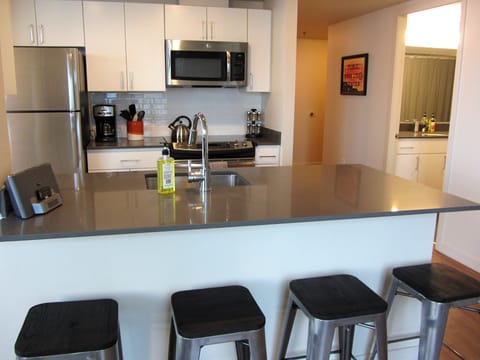 Large kitchen w/ 4 stools at breakfast bar