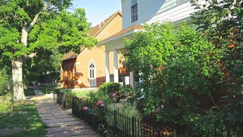 Street scene: quiet neighborhood, couple of blocks from Perl Street Mall