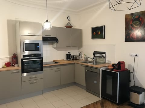 Fully equipped kitchen.