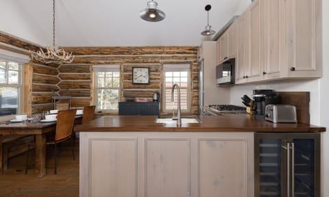 CH 11 Derringer kitchen1