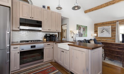 CH 11 Derringer kitchen2