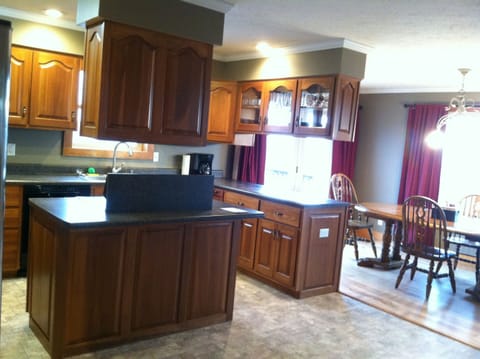 Kitchen & dining area