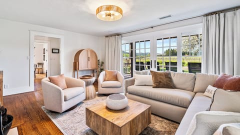 Redecorated: Flat screen TV, Fireplace, vineyard view