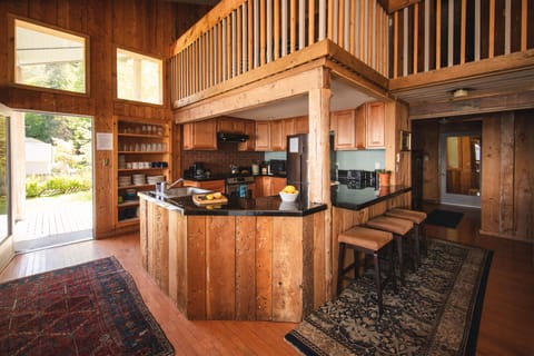 Kitchen and breakfast bar