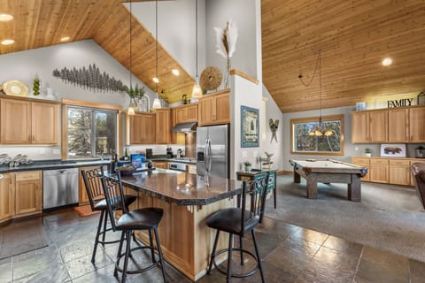 Aspen Lodge, Grab a Snack at the Breakfast Bar with Additional Seating