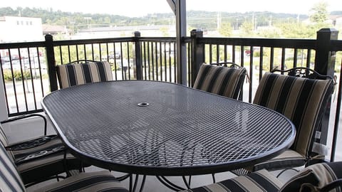 Balcony with table for 6