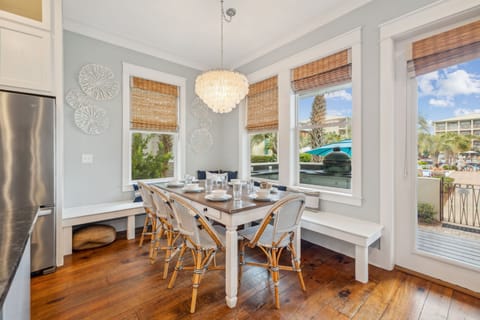 Dining Area - Seating for 8!