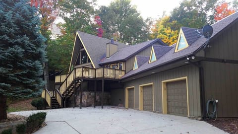 Tyrolea Lodge plenty of parking for at up to 8 vehicles