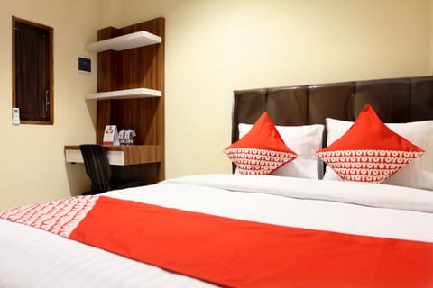 Standard Double Room, Non Smoking | Desk, free WiFi, bed sheets