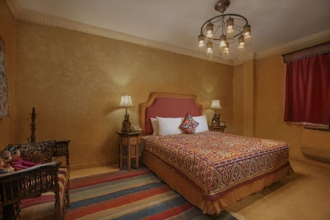 Deluxe King Suite | 1 bedroom, Egyptian cotton sheets, premium bedding, minibar