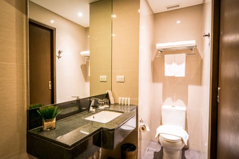 Standard Twin Room | Bathroom | Shower, rainfall showerhead, free toiletries, hair dryer