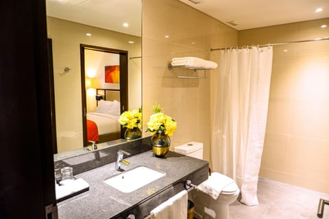 Junior Room | Bathroom | Shower, rainfall showerhead, free toiletries, hair dryer