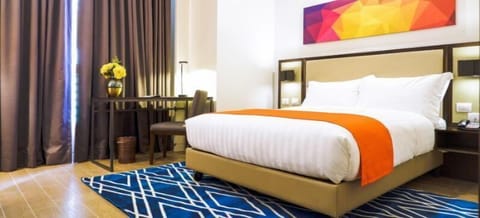 Executive Room, 1 Queen Bed | Minibar, in-room safe, desk, iron/ironing board