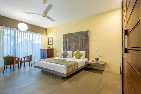 Deluxe Room, 1 King Bed, Non Smoking, Mountain View | Minibar, in-room safe, desk, blackout drapes