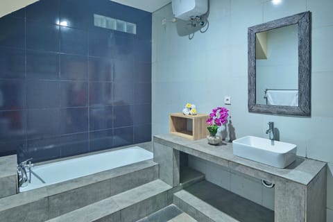 Villa, 2 Bedrooms | Bathroom | Combined shower/tub, free toiletries