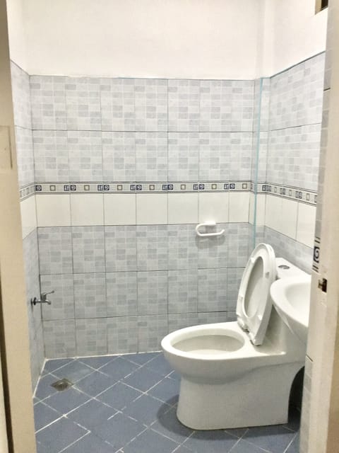 Family Room | Bathroom | Shower, free toiletries, towels