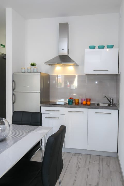 Deluxe Apartment, 1 Bedroom, Terrace (A3) | Private kitchenette | Griddle