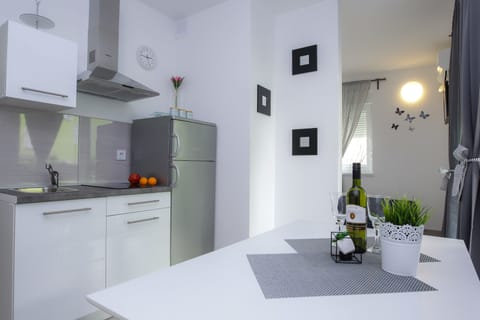 Apartment, 1 Bedroom, Terrace, Pool View (A2) | Private kitchenette | Griddle