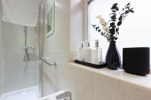 Double Room | Bathroom | Shower, designer toiletries, hair dryer, towels