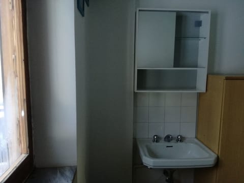 Single Room, Shared Bathroom | Bathroom | Shower, free toiletries, hair dryer