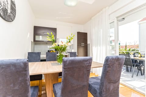 Fridge, oven, stovetop, coffee/tea maker