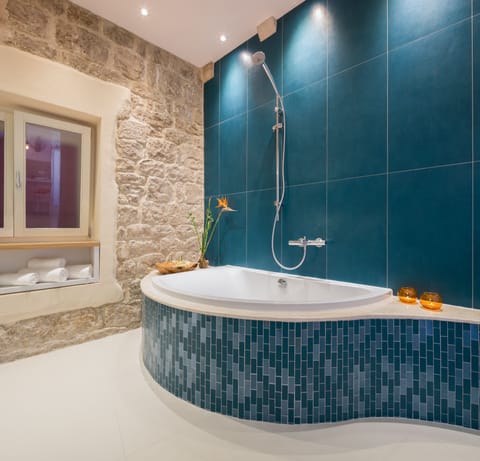 Deluxe Apartment | Deep soaking bathtub