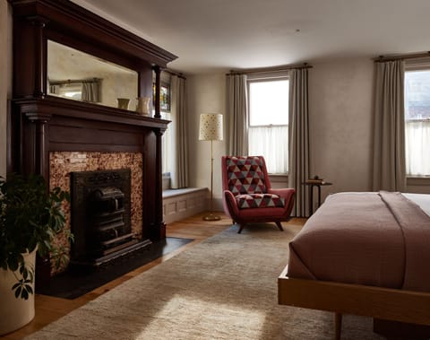 John St Luxury King w/ Fireplace | 1 bedroom, Frette Italian sheets, premium bedding, minibar