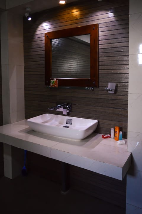 Standard Room | Bathroom | Shower, free toiletries, towels