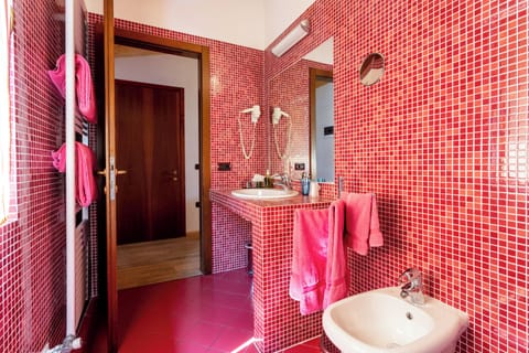 Classic Studio Suite | Bathroom | Shower, hair dryer, bidet, towels