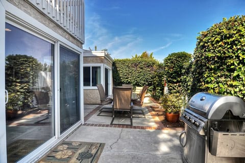 Fully enclosed and landscaped backyard with bbq & table & chairs STR15-0403