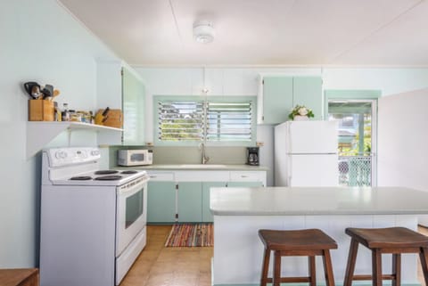 OS kitchen - Some bar top seating for cooking company.