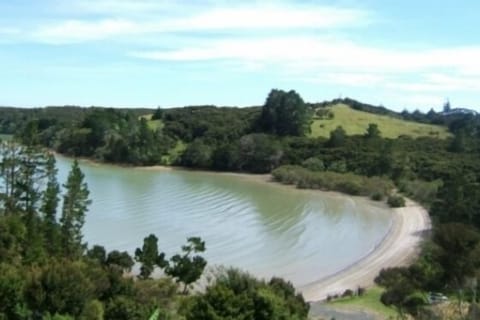Pipiroa Bay bordering Yfanwen