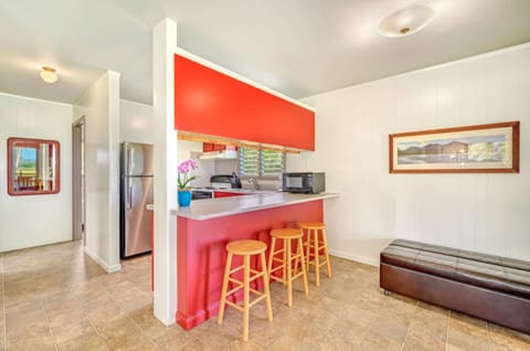 KEO bartop - Lots of perches for hanging out together.