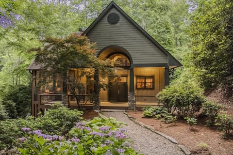 Relax, Star Gaze, and Enjoy Luxury along side Watia Creek