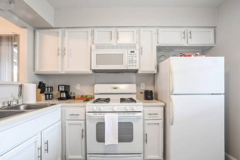 Built-in microwave makes it super convenient to heat up your food/bevs