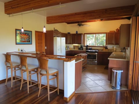 Beautiful large kitchen, dishwasher, gas stove!
