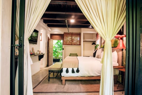 Jungle Suite w/private bathtub | Down comforters, in-room safe, iron/ironing board, free WiFi