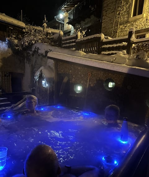 Outdoor Hot -Tub to relax the legs