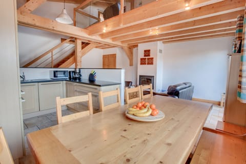 dinning area, seating for 10