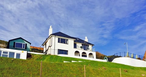 Tudor Lodge
Complete with Summerhouse/Spa Pool/Gym and Pods