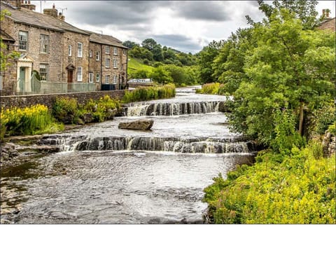 Yarn House, view from the bridge over Gayle beck