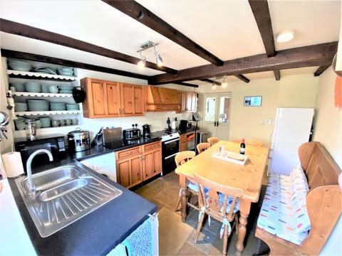 Yarn house - kitchen and dining area