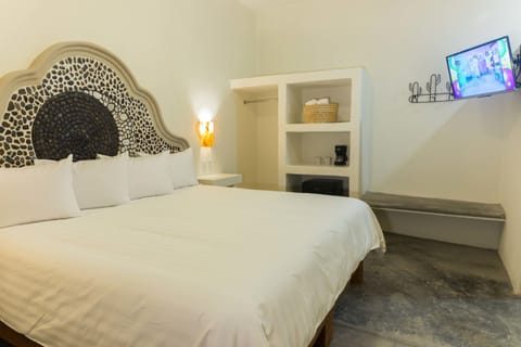 Classic Room, 1 Queen Bed, Non Smoking, Pool View | Minibar, iron/ironing board, free WiFi, bed sheets